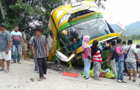 Mobil Pengangkut Wisatawan Asal Payung Sekaki Solok Jungkir Balik di Bukit Chinangkiek