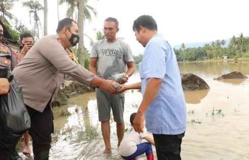 Kapolres Solok AKBP Azhar Nugroho Tinjau Langsung Musibah  Banjir di Nagari Salayo