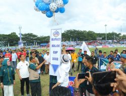 Pembukaan Turnamen Bupati Solok Cup 2022 di GOR B atu Batupang Sangat Meriah