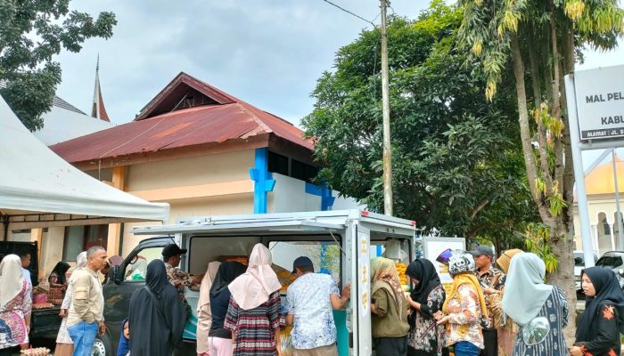 Pemerintah Kabupaten Solok Gelar Operasi Pasar di Depan Islamic Center Koto Baru